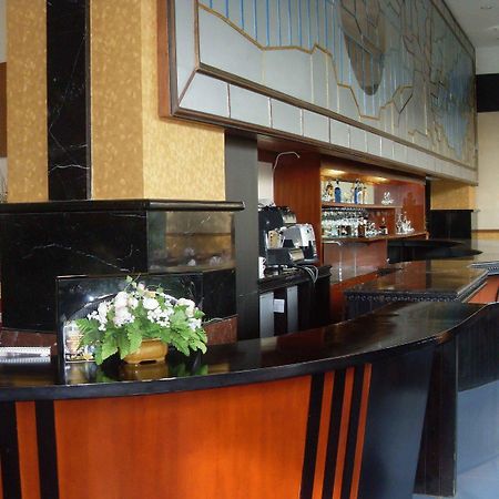 Hotel Oval Surabaya Esterno foto