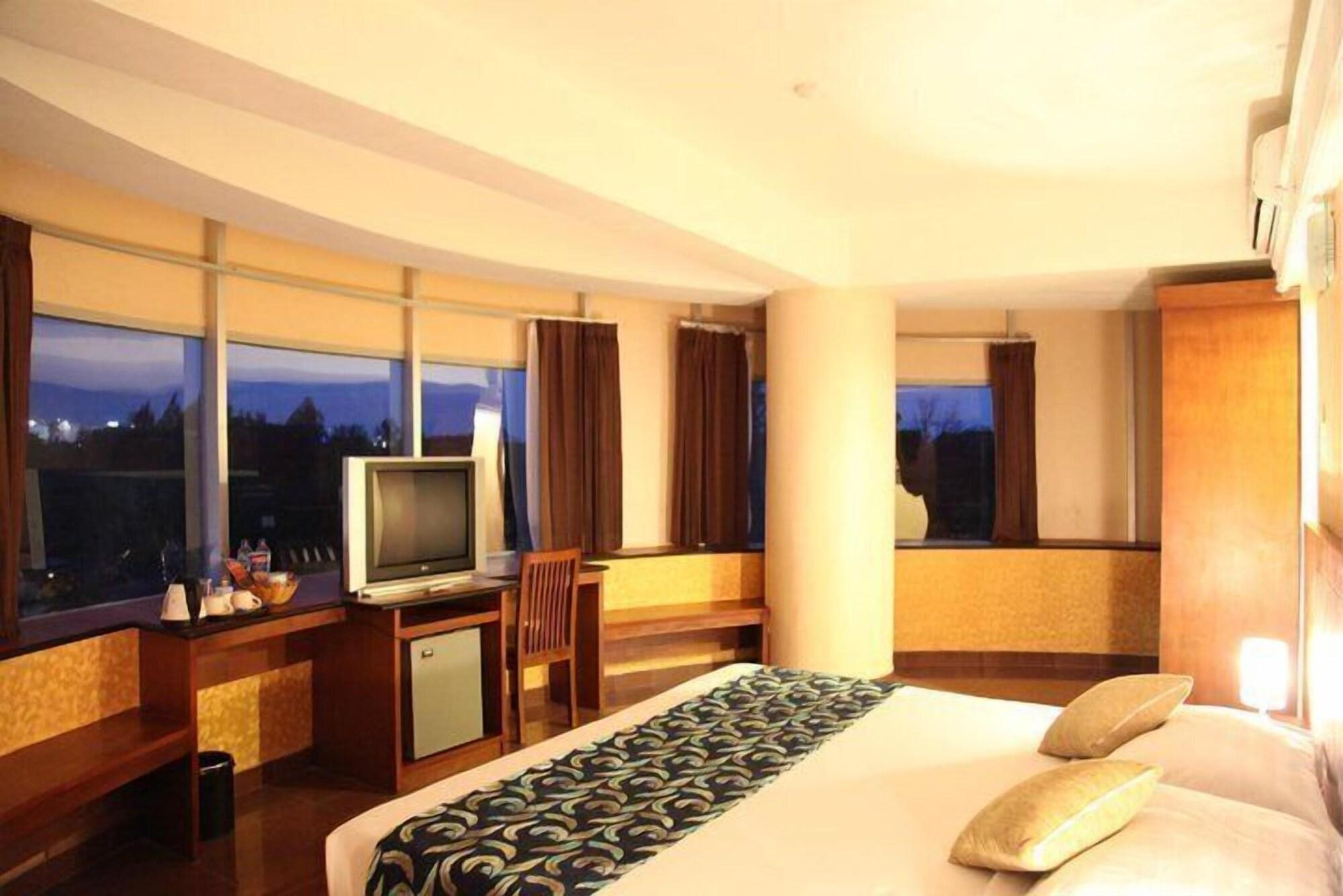 Hotel Oval Surabaya Esterno foto