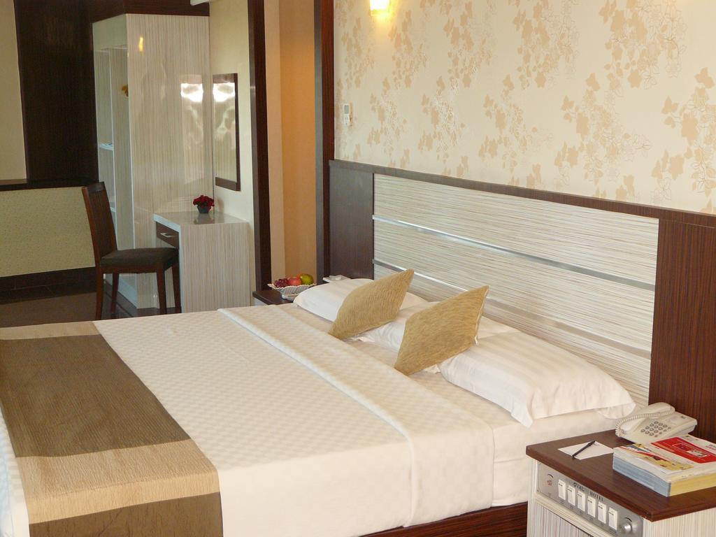 Hotel Oval Surabaya Esterno foto
