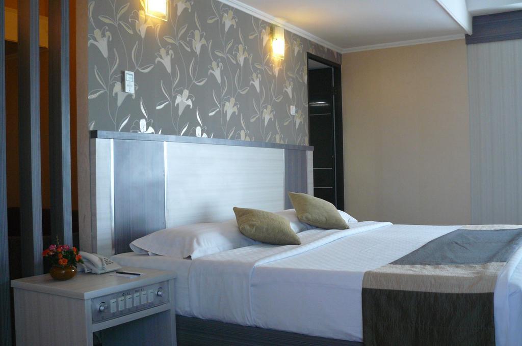 Hotel Oval Surabaya Esterno foto