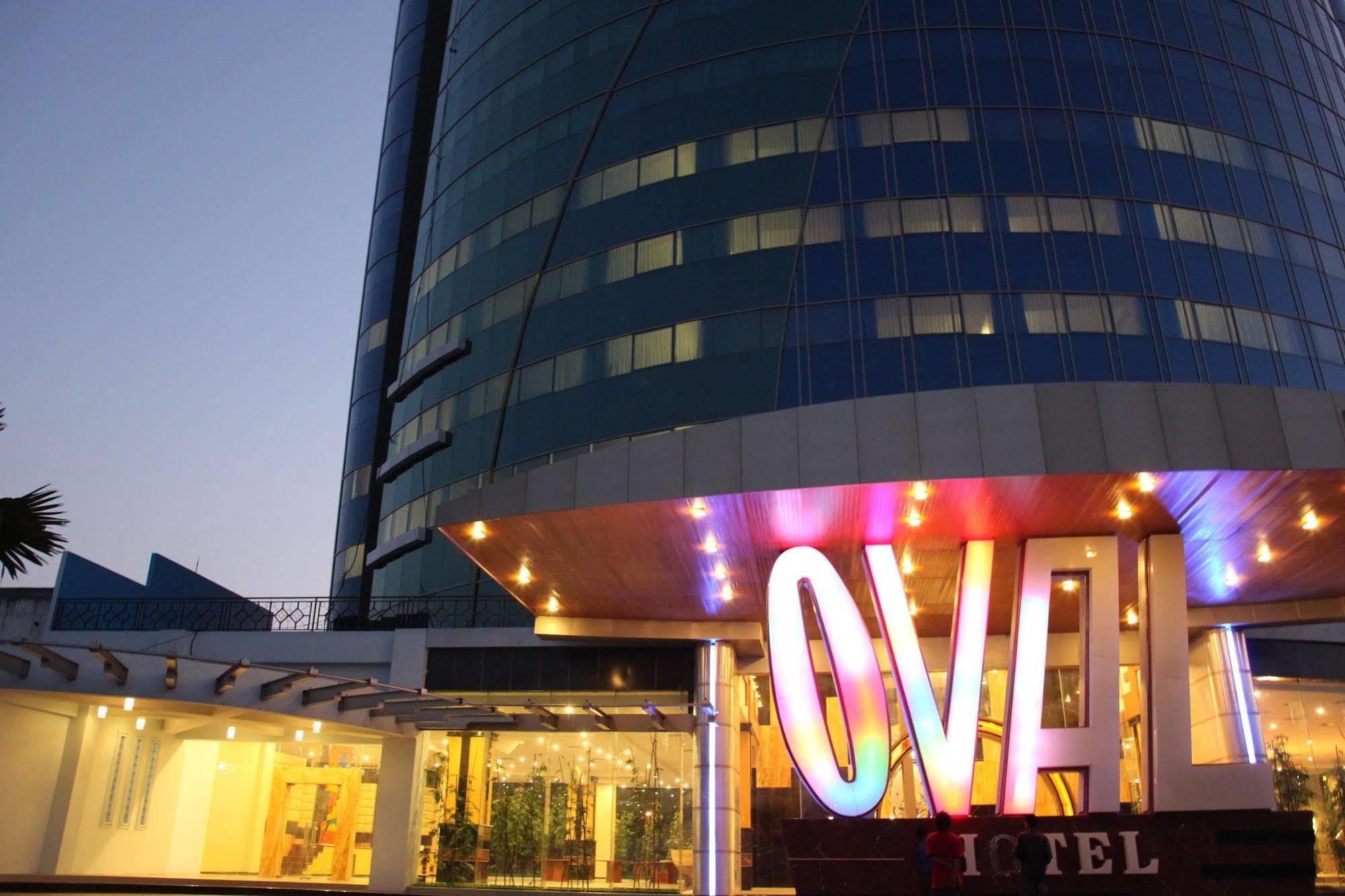 Hotel Oval Surabaya Esterno foto