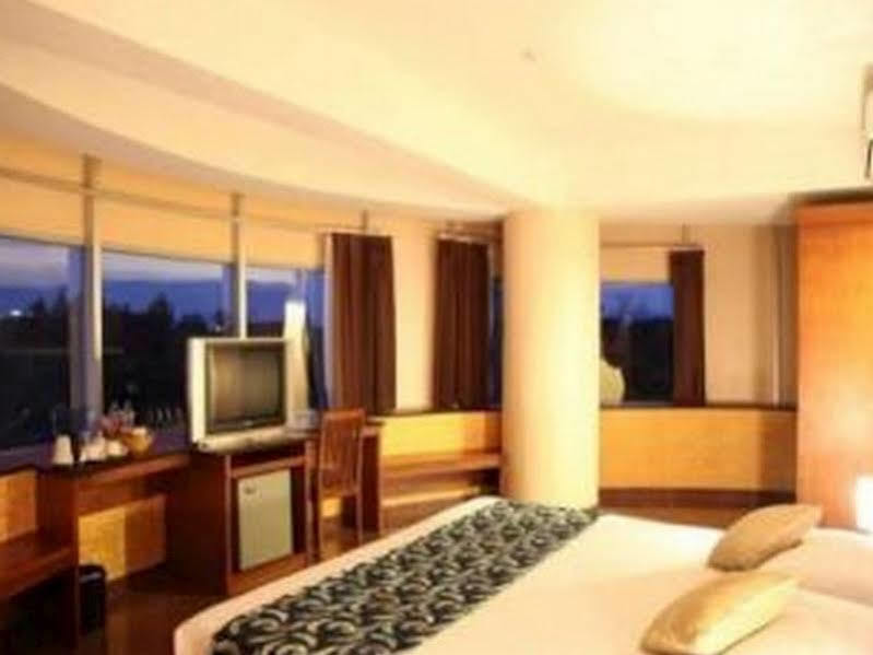Hotel Oval Surabaya Esterno foto