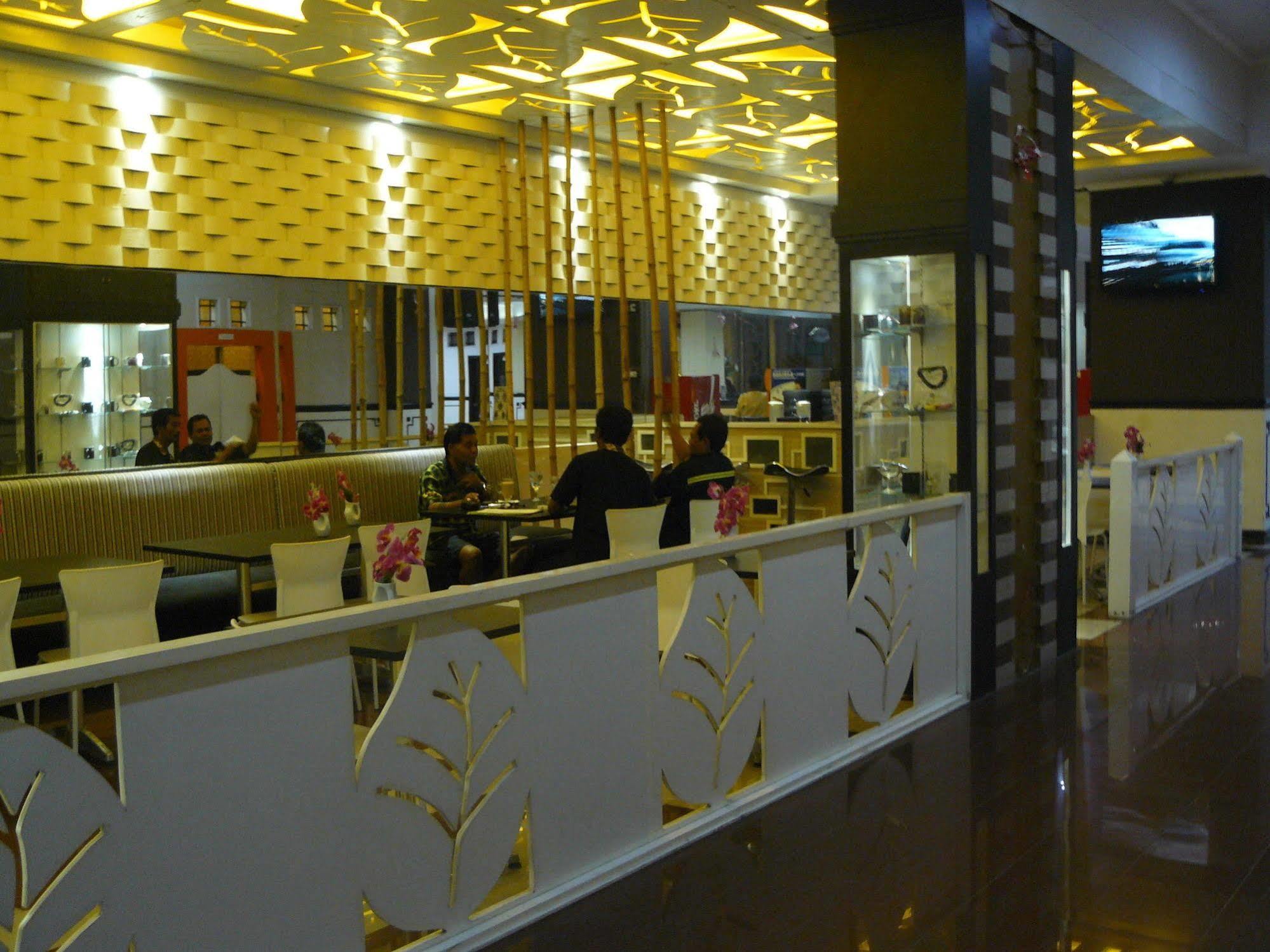 Hotel Oval Surabaya Esterno foto