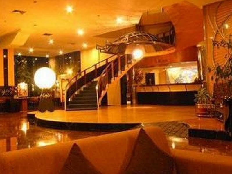 Hotel Oval Surabaya Esterno foto